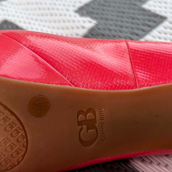 Gianni Bini Red Textured Pointed Toe Heels – Size 10 - Picture 4 of 4